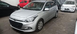 damaged passenger cars Hyundai   2015/1