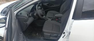 Toyota Yaris Hybrid Black& White Team Full-Led Climatecontrol CruiseControl Stoelverwarming Dab Apple CarPlay Achteruitrijcamera automatische dimmende binnenspiegel Stuurwiel met verwarming  Privacyglas Keyless entry picture 13