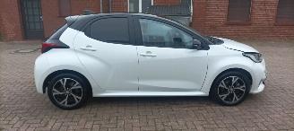 Toyota Yaris Hybrid Black& White Team Full-Led Climatecontrol CruiseControl Stoelverwarming Dab Apple CarPlay Achteruitrijcamera automatische dimmende binnenspiegel Stuurwiel met verwarming  Privacyglas Keyless entry picture 6