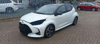 Toyota Yaris Hybrid Black& White Team Full-Led Climatecontrol CruiseControl Stoelverwarming Dab Apple CarPlay Achteruitrijcamera automatische dimmende binnenspiegel Stuurwiel met verwarming  Privacyglas Keyless entry picture 10