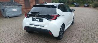 Toyota Yaris Hybrid Black& White Team Full-Led Climatecontrol CruiseControl Stoelverwarming Dab Apple CarPlay Achteruitrijcamera automatische dimmende binnenspiegel Stuurwiel met verwarming  Privacyglas Keyless entry picture 4