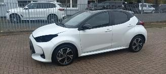 Toyota Yaris Hybrid Black& White Team Full-Led Climatecontrol CruiseControl Stoelverwarming Dab Apple CarPlay Achteruitrijcamera automatische dimmende binnenspiegel Stuurwiel met verwarming  Privacyglas Keyless entry picture 11