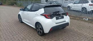 Toyota Yaris Hybrid Black& White Team Full-Led Climatecontrol CruiseControl Stoelverwarming Dab Apple CarPlay Achteruitrijcamera automatische dimmende binnenspiegel Stuurwiel met verwarming  Privacyglas Keyless entry picture 3