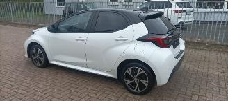 Toyota Yaris Hybrid Black& White Team Full-Led Climatecontrol CruiseControl Stoelverwarming Dab Apple CarPlay Achteruitrijcamera automatische dimmende binnenspiegel Stuurwiel met verwarming  Privacyglas Keyless entry picture 2