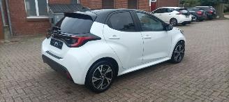Toyota Yaris Hybrid Black& White Team Full-Led Climatecontrol CruiseControl Stoelverwarming Dab Apple CarPlay Achteruitrijcamera automatische dimmende binnenspiegel Stuurwiel met verwarming  Privacyglas Keyless entry picture 5