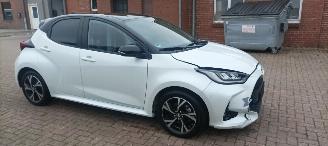 Toyota Yaris Hybrid Black& White Team Full-Led Climatecontrol CruiseControl Stoelverwarming Dab Apple CarPlay Achteruitrijcamera automatische dimmende binnenspiegel Stuurwiel met verwarming  Privacyglas Keyless entry picture 7