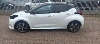 krockskadad bil auto Toyota Yaris Hybrid Black& White Team Full-Led Climatecontrol CruiseControl Stoelverwarming Dab Apple CarPlay Achteruitrijcamera automatische dimmende binnenspiegel Stuurwiel met verwarming  Privacyglas Keyless entry 2024/11