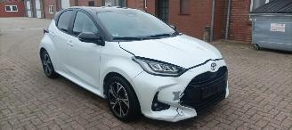 Toyota Yaris Hybrid Black& White Team Full-Led Climatecontrol CruiseControl Stoelverwarming Dab Apple CarPlay Achteruitrijcamera automatische dimmende binnenspiegel Stuurwiel met verwarming  Privacyglas Keyless entry picture 8
