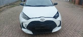 Toyota Yaris Hybrid Black& White Team Full-Led Climatecontrol CruiseControl Stoelverwarming Dab Apple CarPlay Achteruitrijcamera automatische dimmende binnenspiegel Stuurwiel met verwarming  Privacyglas Keyless entry picture 9