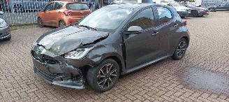 skadebil auto Toyota Yaris 1.5-Hybrid Full-Led Navi Climatecontrol CruiseControl Stoelverwarming Lichtautomaat Achteruitrijcamera Keyless entry armsteun 2020/12