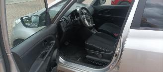 Kia Venga 1.6-Benzine Automatik Climatecontrol Keyless entry 4xelektrische ramen Elektrische-spiegels met inklap stand Stoelverwarming Lichtautomaat Privacyglas Trekhaak Parkeersensoren achter Mistlampen 16-inch Kia velgen picture 8