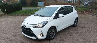 Toyota Yaris Facelift model Edition 1.5VVTI-E Airconditioning stoelverwarming Multicolor Display Met Navi voorbereiding Achteruitrijcamera Regensensor Licht assistent Drivelane assistent Leren multi stuurwiel Mistlampen 15-inch Toyota velgen 2017/10