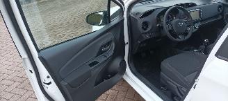 Toyota Yaris Facelift model Edition 1.5VVTI-E Airconditioning stoelverwarming Multicolor Display Met Navi voorbereiding Achteruitrijcamera Regensensor Licht assistent Drivelane assistent Leren multi stuurwiel Mistlampen 15-inch Toyota velgen picture 20