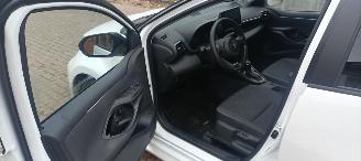 Toyota Yaris Bj:11-2024 Black& White Edition 1.5-Hybrid Climatecontrol CruiseControl Stoelverwarming Lichtautomaat Privacyglas Full-Led koplampen Apple Car Android Systeem Inductie laadstation Stuurwiel met verwarming Achteruitrijcamera 4xelek ramen picture 16