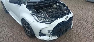 Toyota Yaris Bj:11-2024 Black& White Edition 1.5-Hybrid Climatecontrol CruiseControl Stoelverwarming Lichtautomaat Privacyglas Full-Led koplampen Apple Car Android Systeem Inductie laadstation Stuurwiel met verwarming Achteruitrijcamera 4xelek ramen picture 13