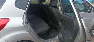 Kia Venga Bj:08-2013 1.6 Benzine Automaat Climatecontrol 4xElek ramen Elektrische-spiegels met verwarming Stoelverwarming Lichtautomaat Privacyglas armsteun voor en achter Keyless entry Parkeersensoren achter Trekhaak Mistlampen picture 14