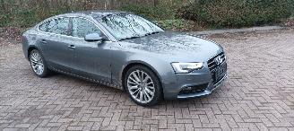 skadebil auto Audi A5 Sportback A5 2.0-TDI Automatik Navi Bi-xenon met Led Led-Achterlichten Trekhaak Parkeersensoren 18-inch Audi velgen Stoelverwarming Lichtautomaat Regensensor afneembare trekhaak 2016/2