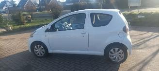 Toyota Aygo Bj:09-2013 Comfort 1.0-VVT-i Navigatie Led verlichting Elektrische ramen Elektrische-spiegels centrale deurvergrendeling met afstandsbediening abs esp getinte ruiten picture 6