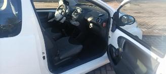 Toyota Aygo Bj:09-2013 Comfort 1.0-VVT-i Navigatie Led verlichting Elektrische ramen Elektrische-spiegels centrale deurvergrendeling met afstandsbediening abs esp getinte ruiten picture 12