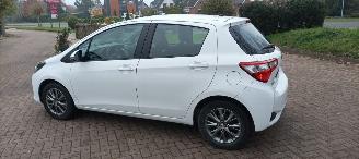 Toyota Yaris Facelift 10-2017 49000km 1.5-Dual VVT-I 112pk 6-bak Airconditioning Navigatie voorbereiding Multi color Display Achteruitrijcamera Lichtautomaat Stoelverwarming stuurwiel met radio Bediening elektrische ramen Elektrische-spiegels met verwarming Centrale v picture 9