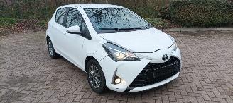 Toyota Yaris Facelift 10-2017 49000km 1.5-Dual VVT-I 112pk 6-bak Airconditioning Navigatie voorbereiding Multi color Display Achteruitrijcamera Lichtautomaat Stoelverwarming stuurwiel met radio Bediening elektrische ramen Elektrische-spiegels met verwarming Centrale v picture 2