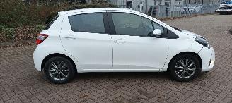 Toyota Yaris Facelift 10-2017 49000km 1.5-Dual VVT-I 112pk 6-bak Airconditioning Navigatie voorbereiding Multi color Display Achteruitrijcamera Lichtautomaat Stoelverwarming stuurwiel met radio Bediening elektrische ramen Elektrische-spiegels met verwarming Centrale v picture 4