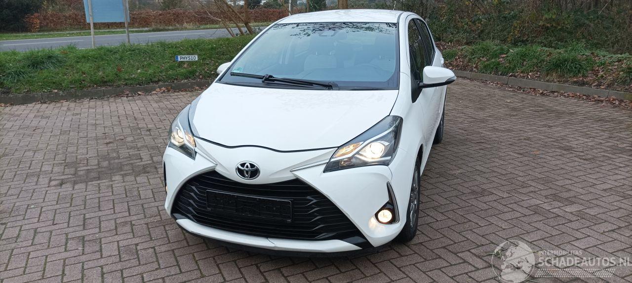 Toyota Yaris 1.5 Benzine 112pk Airconditioning Stoelverwarming Lichtautomaat Multi color Display met Achteruitrijcamera