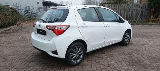 Toyota Yaris Facelift 1.5-VVT-i 111pk 6-bak Airconditioning stoelverwarming Multicolor Touchscreen Display Achteruitrijcamera Lichtautomaat Drivelane assistent leren multistuurwiel mistlampen 15 inch Toyota velgen picture 6