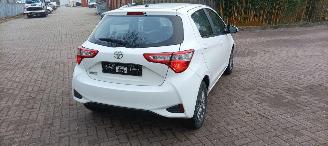 Toyota Yaris Facelift 1.5-VVT-i 111pk 6-bak Airconditioning stoelverwarming Multicolor Touchscreen Display Achteruitrijcamera Lichtautomaat Drivelane assistent leren multistuurwiel mistlampen 15 inch Toyota velgen picture 5