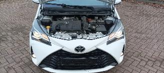 Toyota Yaris Facelift 1.5-VVT-i 111pk 6-bak Airconditioning stoelverwarming Multicolor Touchscreen Display Achteruitrijcamera Lichtautomaat Drivelane assistent leren multistuurwiel mistlampen 15 inch Toyota velgen picture 12