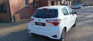 Toyota Yaris Bj: 10-2017 1.5-vvt-i Airconditioning stoelverwarming Multicolor display Regensensor Lichtautomaat Drivelane assistent elektrische ramen Elektrische-spiegels met verwarming Achteruitrijcamera Mistlampen 15inch velgen picture 6
