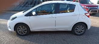 Toyota Yaris Bj: 10-2017 1.5-vvt-i Airconditioning stoelverwarming Multicolor display Regensensor Lichtautomaat Drivelane assistent elektrische ramen Elektrische-spiegels met verwarming Achteruitrijcamera Mistlampen 15inch velgen picture 3