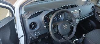 Toyota Yaris Bj: 10-2017 1.5-vvt-i Airconditioning stoelverwarming Multicolor display Regensensor Lichtautomaat Drivelane assistent elektrische ramen Elektrische-spiegels met verwarming Achteruitrijcamera Mistlampen 15inch velgen picture 16