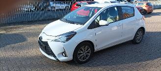 Toyota Yaris Bj: 10-2017 1.5-vvt-i Airconditioning stoelverwarming Multicolor display Regensensor Lichtautomaat Drivelane assistent elektrische ramen Elektrische-spiegels met verwarming Achteruitrijcamera Mistlampen 15inch velgen picture 2