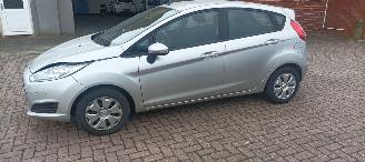 Ford Fiesta Bj: 6-2016 1.5 TDCI euro-6 Airconditioning stoelverwarming Led verlichting Elektrische ramen Elektrische-spiegels automatisch inklapbare buitenspiegels Parkeersensoren voor & Achter picture 8