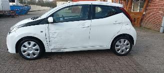 Toyota Aygo Facelift X-Play 1.0-VVT-i Airconditioning Led-Dagrijverlichting Led-Achterlichten Elektrische ramen Elektrische-spiegels centrale deurvergrendeling met afstandsbediening picture 3