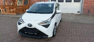 Coche accidentado Toyota Aygo Facelift X-Play 1.0-VVT-i Airconditioning Led-Dagrijverlichting Led-Achterlichten Elektrische ramen Elektrische-spiegels centrale deurvergrendeling met afstandsbediening 2018/9