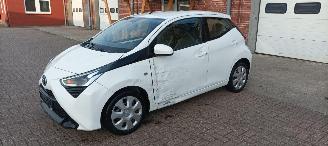 Toyota Aygo Facelift X-Play 1.0-VVT-i Airconditioning Led-Dagrijverlichting Led-Achterlichten Elektrische ramen Elektrische-spiegels centrale deurvergrendeling met afstandsbediening picture 2