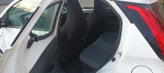 Toyota Aygo X-Play 1.0-VVT-i 72pk Airconditioning Led-Koplampen Led-Achterlichten Elektrische ramen Elektrische-spiegels met verwarming Centrale vergrendeling met afstandsbediening Abs Esp Leren Stuurwiel picture 15