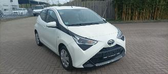 Vaurioauto  passenger cars Toyota Aygo X-Play 1.0-VVT-i 72pk Airconditioning Led-Koplampen Led-Achterlichten Elektrische ramen Elektrische-spiegels met verwarming Centrale vergrendeling met afstandsbediening Abs Esp Leren Stuurwiel 2018/9