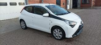 skadebil auto Toyota Aygo X-Play 1.0-VVT-i 72pk Airconditioning Led-Koplampen Led-Achterlichten Elektrische ramen Elektrische-spiegels met verwarming Centrale vergrendeling met afstandsbediening Abs Esp Leren Stuurwiel 2018/9