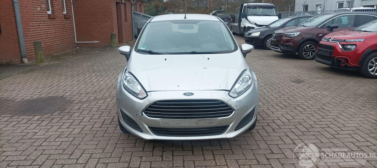 Ford Fiesta 1.5-TDCI Airconditioning stoelverwarming Led verlichting Parkeersensoren voor & achter Leren Stuurwiel Radio usb Elektrische ramen Elektrische-spiegels met verwarming inklapbare buitenspiegels