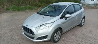 Vaurioauto  passenger cars Ford Fiesta 1.5-TDCI Airconditioning stoelverwarming Led verlichting Parkeersensoren voor & achter Leren Stuurwiel Radio usb Elektrische ramen Elektrische-spiegels met verwarming inklapbare buitenspiegels 2016/6