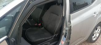 Kia Venga Bj: 08-2013 1.6 Automaat Stoelverwarming Climatecontrol Lichtautomaat Privacyglas Keyless-entry 4xElektrische ramen Elektrische-spiegels met parkeerstand Parkeersensoren achter Trekhaak Mistlampen 16-inch Kia velgen picture 10