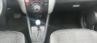 Kia Venga Bj: 08-2013 1.6 Automaat Stoelverwarming Climatecontrol Lichtautomaat Privacyglas Keyless-entry 4xElektrische ramen Elektrische-spiegels met parkeerstand Parkeersensoren achter Trekhaak Mistlampen 16-inch Kia velgen picture 15