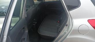 Kia Venga Bj: 08-2013 1.6 Automaat Stoelverwarming Climatecontrol Lichtautomaat Privacyglas Keyless-entry 4xElektrische ramen Elektrische-spiegels met parkeerstand Parkeersensoren achter Trekhaak Mistlampen 16-inch Kia velgen picture 12