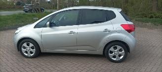 Kia Venga Bj: 08-2013 1.6 Automaat Stoelverwarming Climatecontrol Lichtautomaat Privacyglas Keyless-entry 4xElektrische ramen Elektrische-spiegels met parkeerstand Parkeersensoren achter Trekhaak Mistlampen 16-inch Kia velgen picture 6