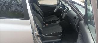 Kia Venga Bj: 08-2013 1.6 Automaat Stoelverwarming Climatecontrol Lichtautomaat Privacyglas Keyless-entry 4xElektrische ramen Elektrische-spiegels met parkeerstand Parkeersensoren achter Trekhaak Mistlampen 16-inch Kia velgen picture 17