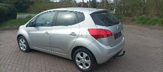 Kia Venga Bj: 08-2013 1.6 Automaat Stoelverwarming Climatecontrol Lichtautomaat Privacyglas Keyless-entry 4xElektrische ramen Elektrische-spiegels met parkeerstand Parkeersensoren achter Trekhaak Mistlampen 16-inch Kia velgen picture 5