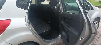 Kia Venga Bj: 08-2013 1.6 Automaat Stoelverwarming Climatecontrol Lichtautomaat Privacyglas Keyless-entry 4xElektrische ramen Elektrische-spiegels met parkeerstand Parkeersensoren achter Trekhaak Mistlampen 16-inch Kia velgen picture 18